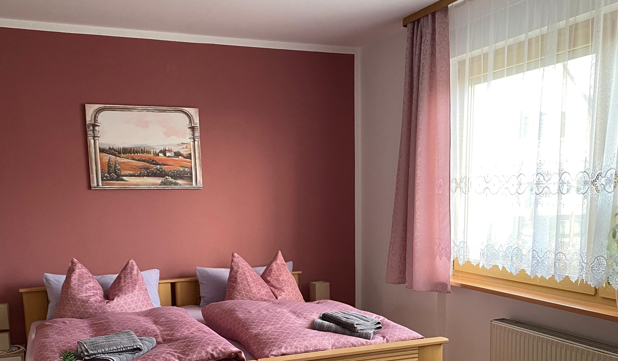 Doppelzimmer in Altrosa mit Blick zum Fenster